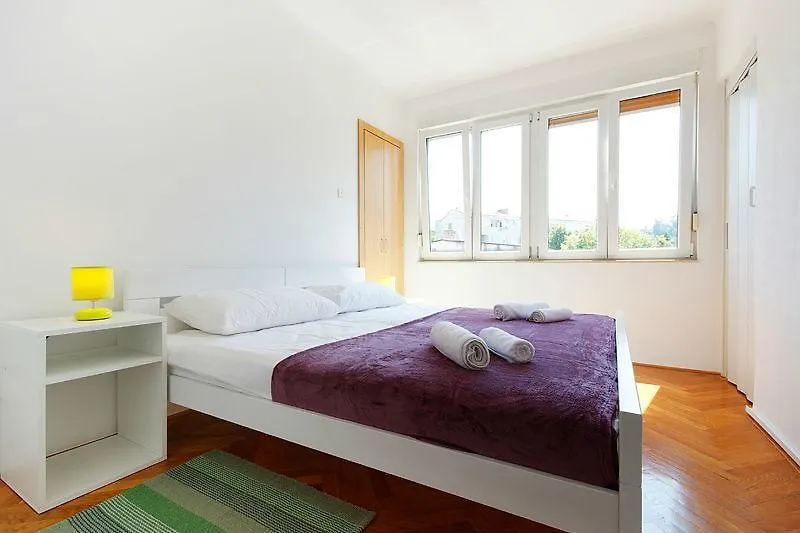 Nina, Apartment In City Centre 스플리트 0*,  크로아티아