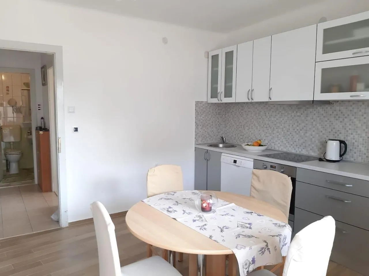 Nina, Apartment In City Centre 스플리트